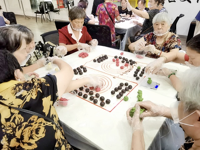 成都武侯长城社区居民自制月饼温馨过中秋